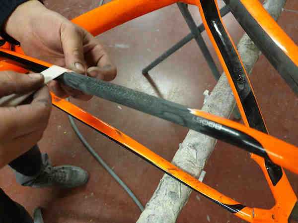 repararea unui cadru de biciclete din carbon